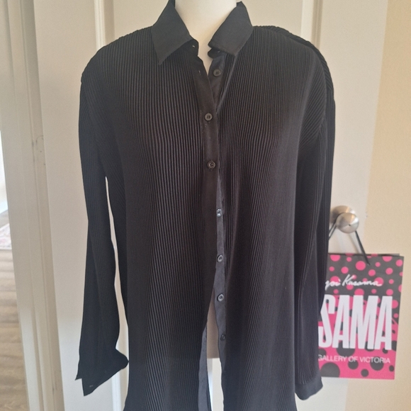 PrettyLittleThing Tops - Black Pleated Button-Up Shirt Size 6